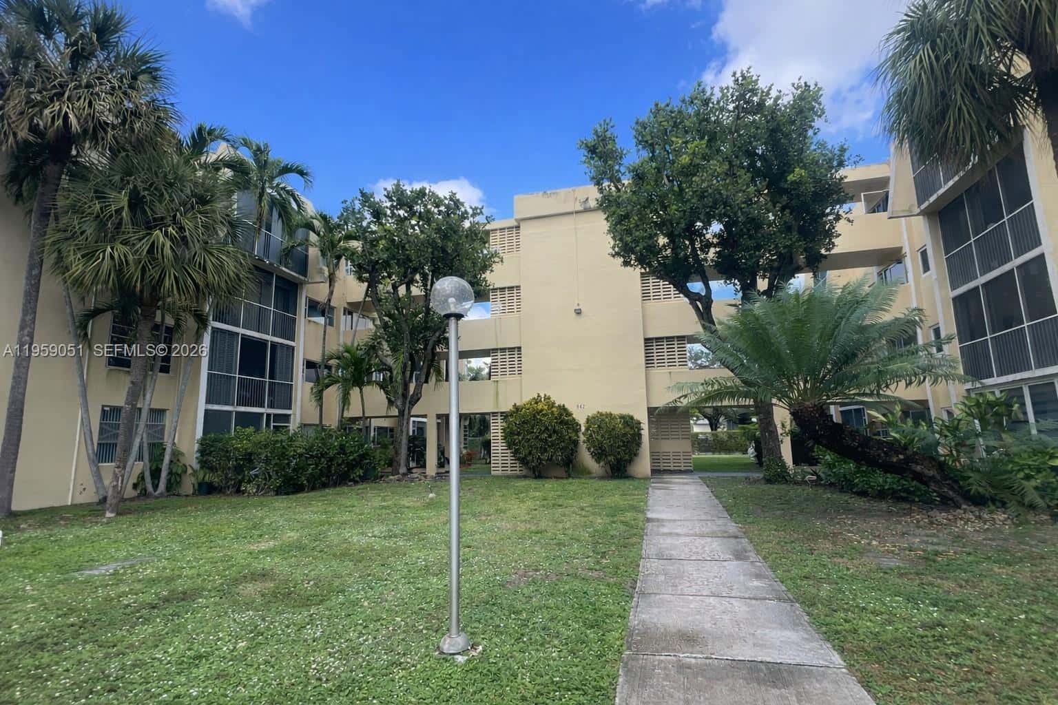 942 NE 199th St # 2F, Miami FL 33179