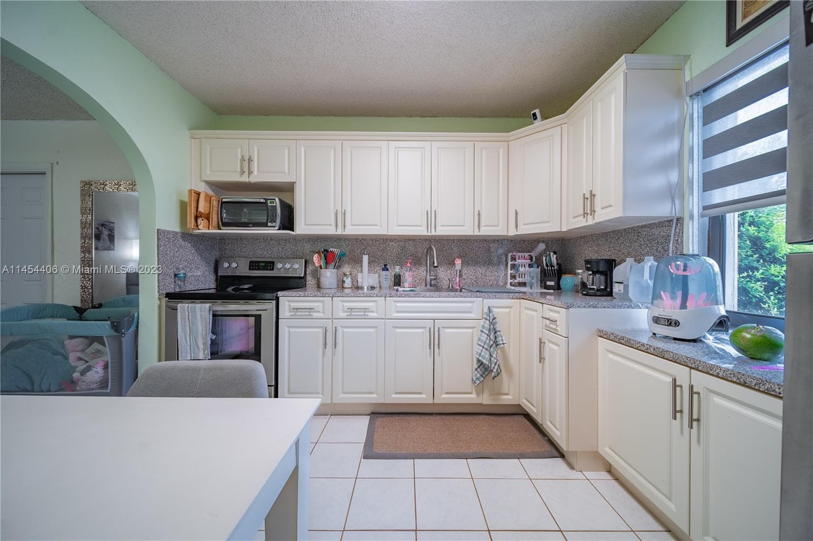 925 E 29th St, Hialeah FL 33013 — 27