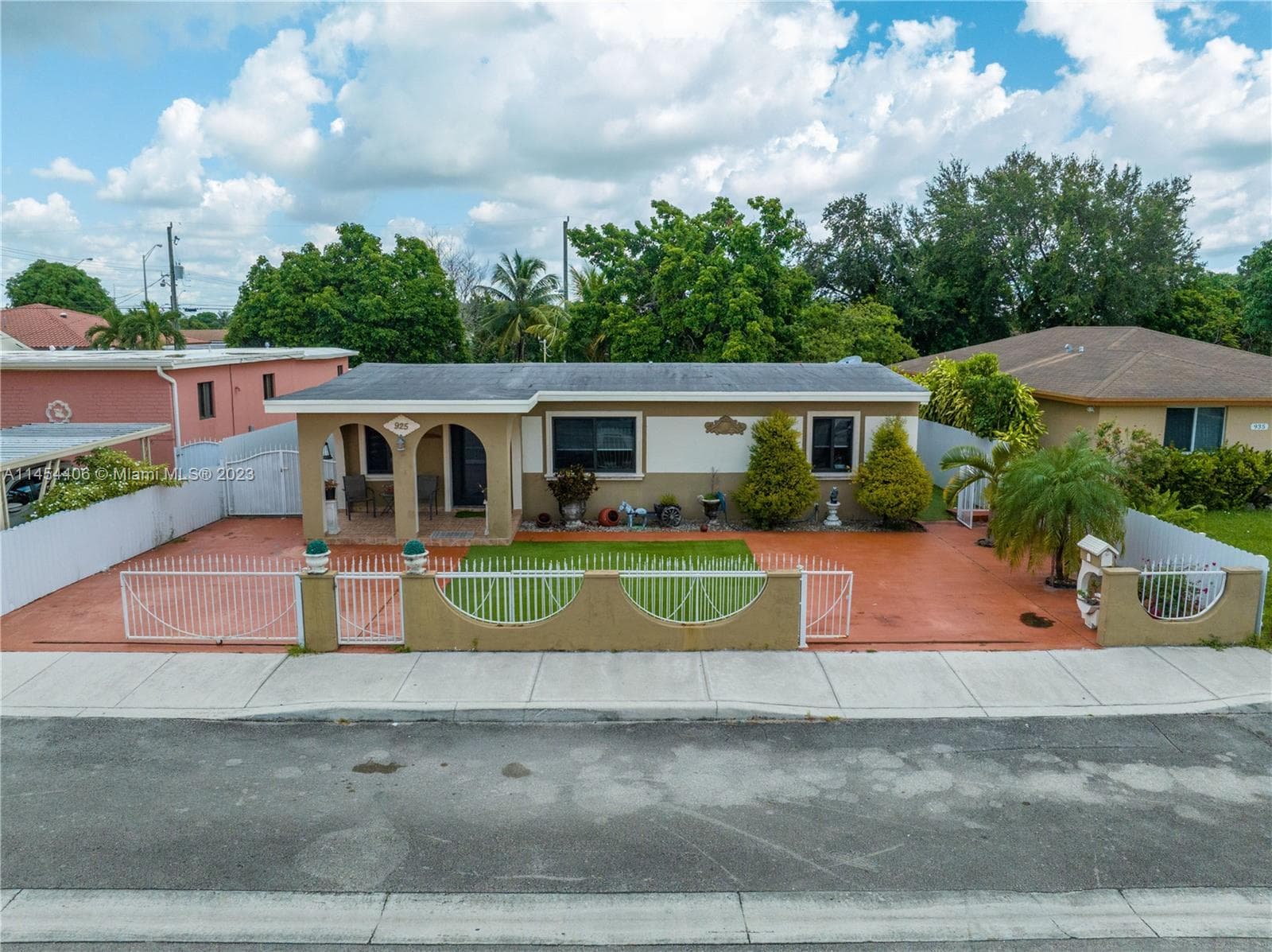 925 E 29th St, Hialeah FL 33013 — 2