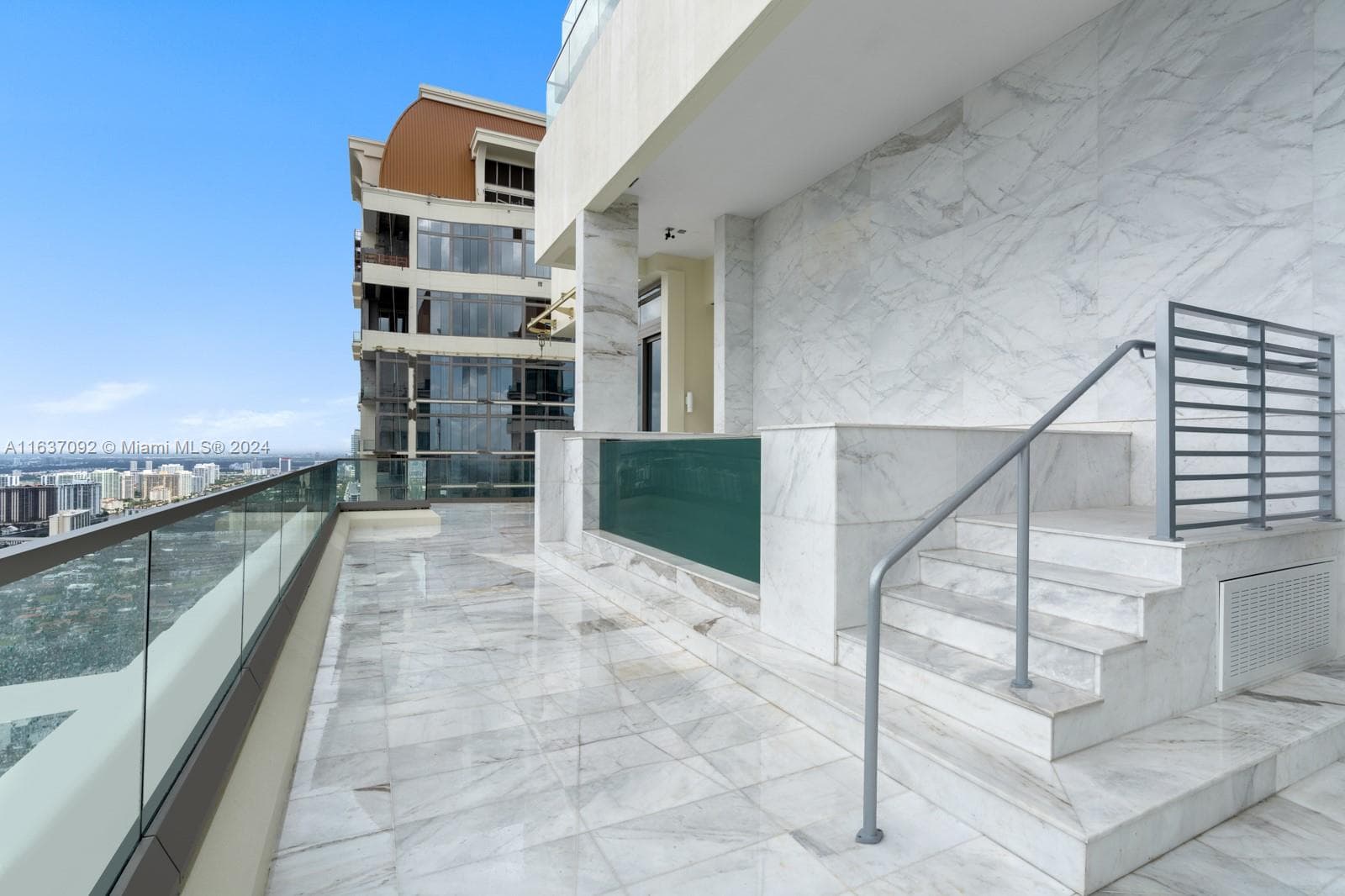 17901 Collins, Sunny Isles Beach FL 33160 — 41