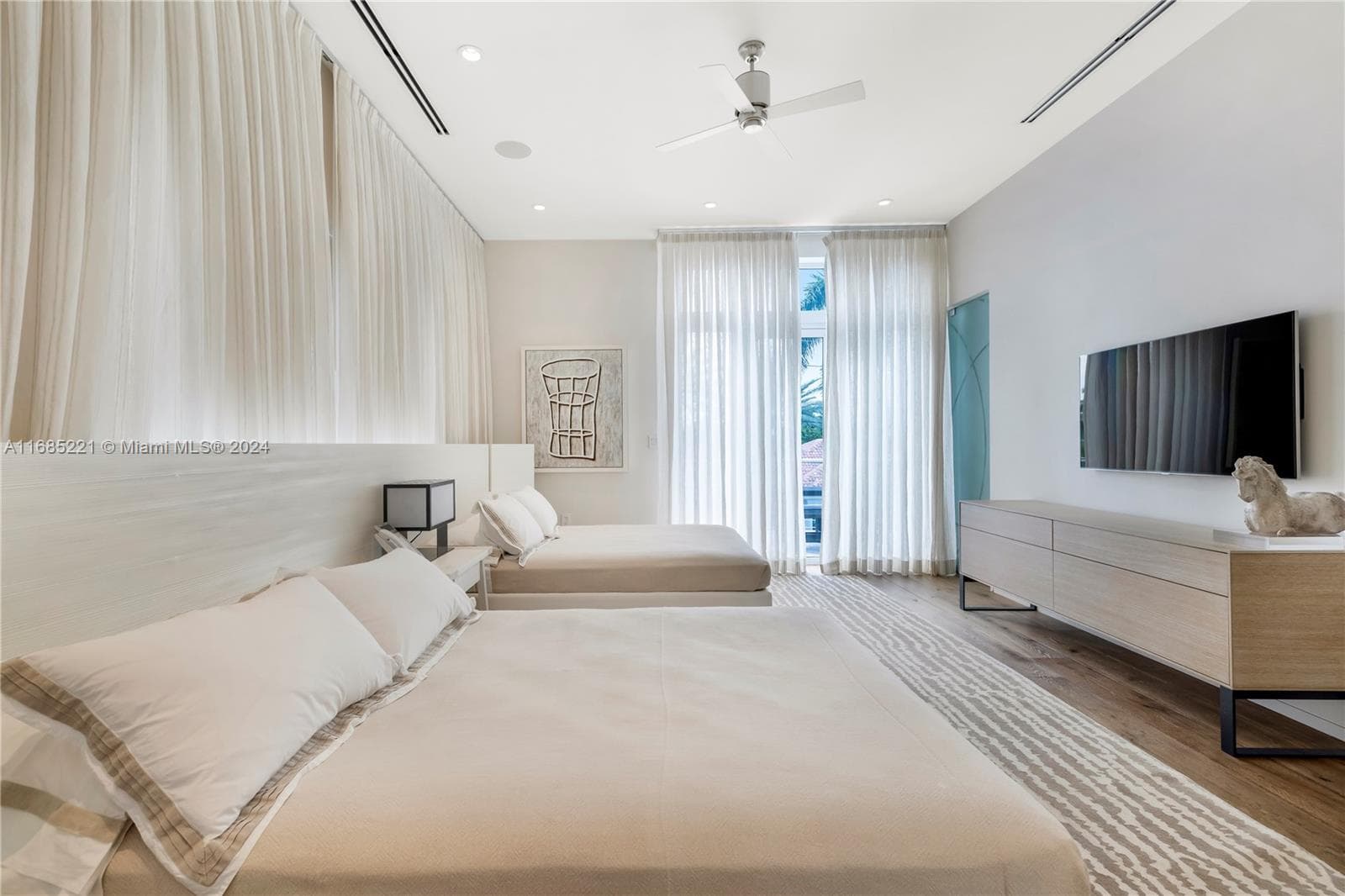271 N Hibiscus Dr, Miami Beach FL 33139 — 17
