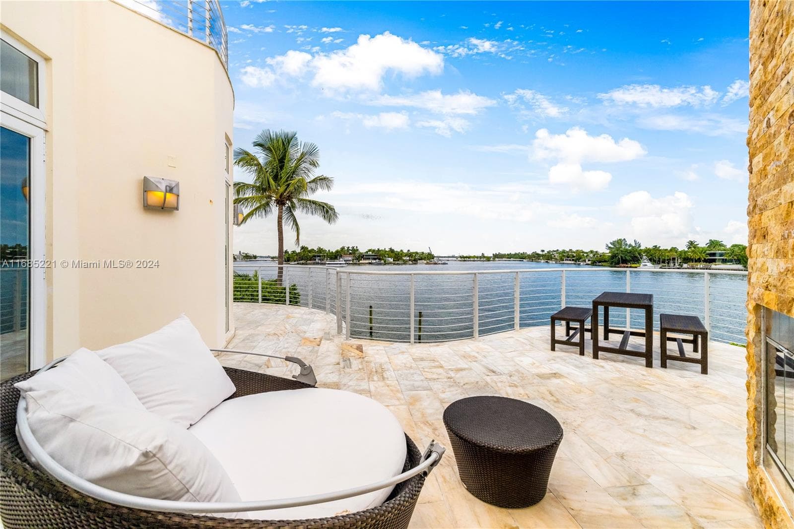 271 N Hibiscus Dr, Miami Beach FL 33139 — 15