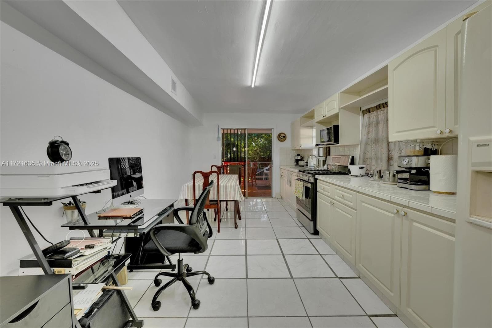 462 E 39th St, Hialeah FL 33013 — 24