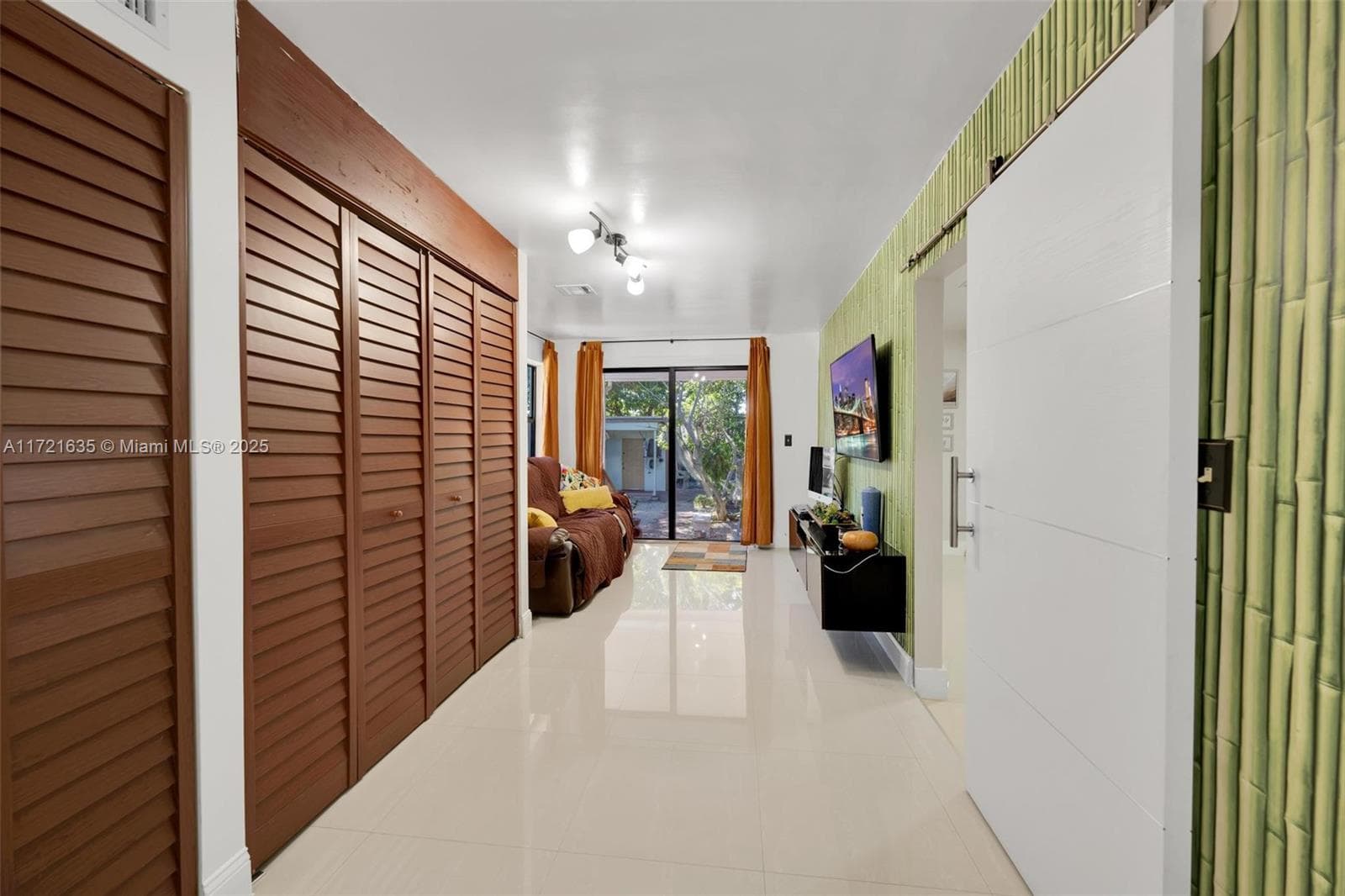 462 E 39th St, Hialeah FL 33013 — 41