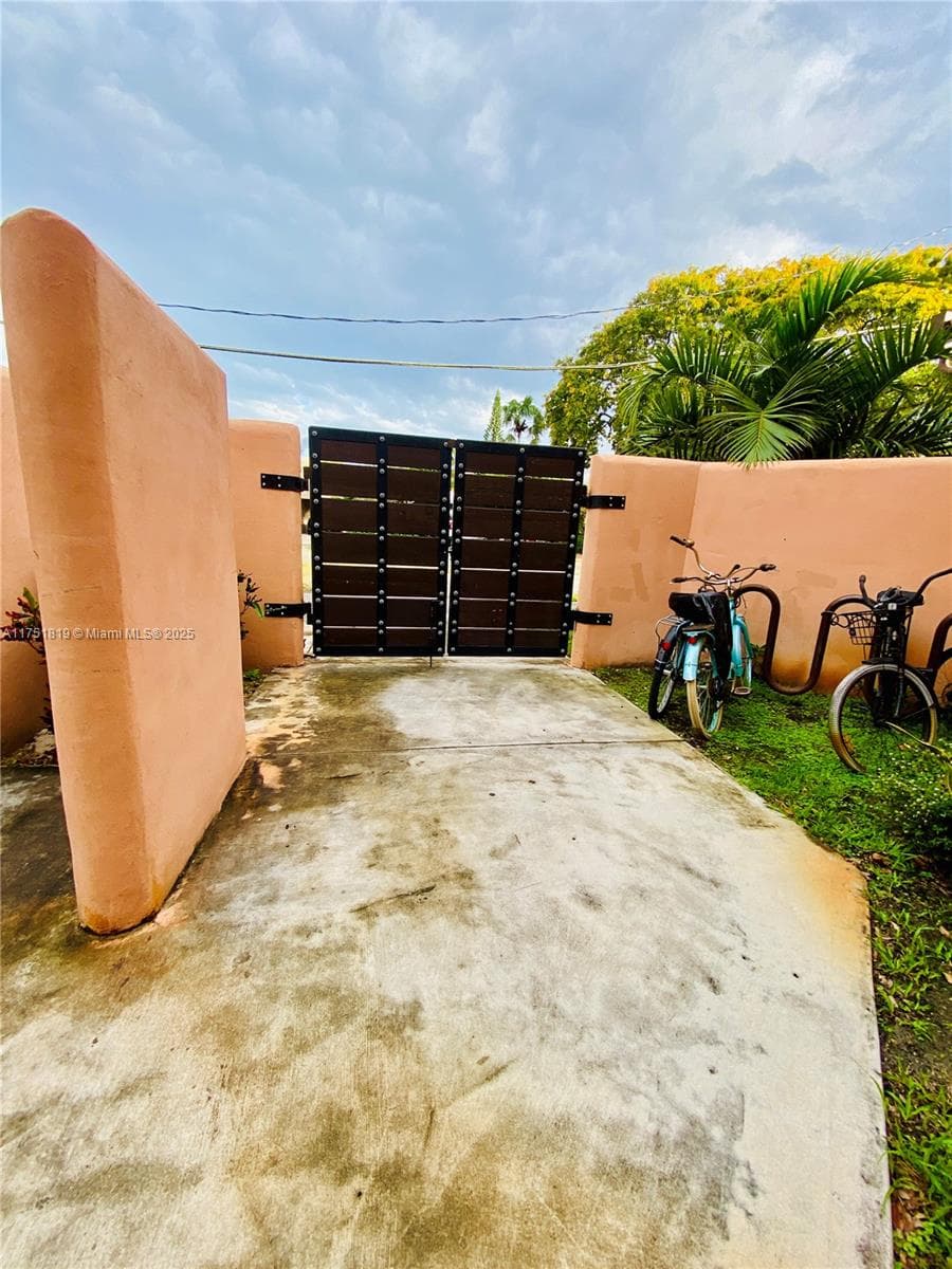 200 Azure Way, Miami Springs FL 33166 — 13