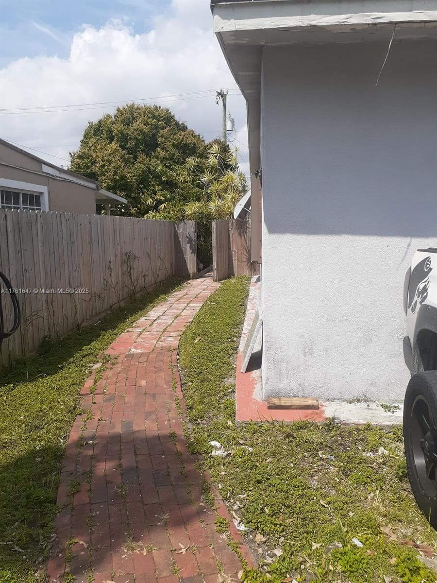625 E 28th St, Hialeah FL 33013 — 6