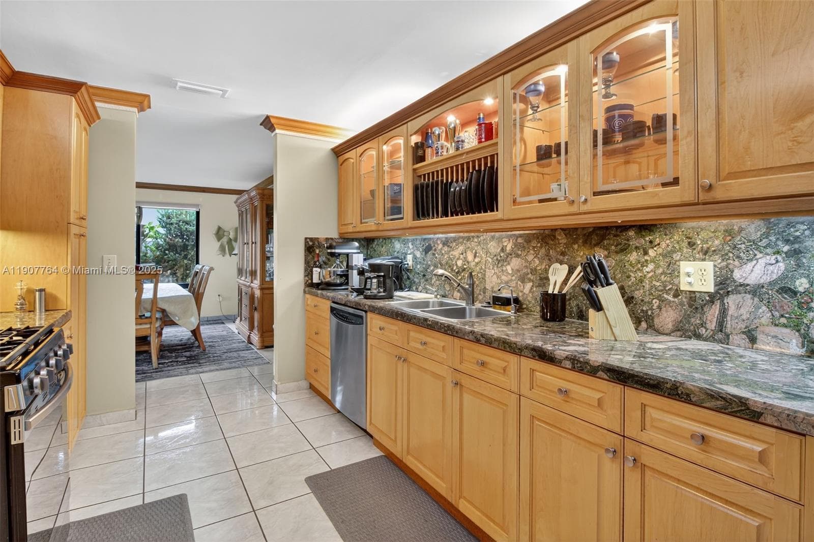 15010 Dunbarton Pl, Miami Lakes FL 33016 — 7