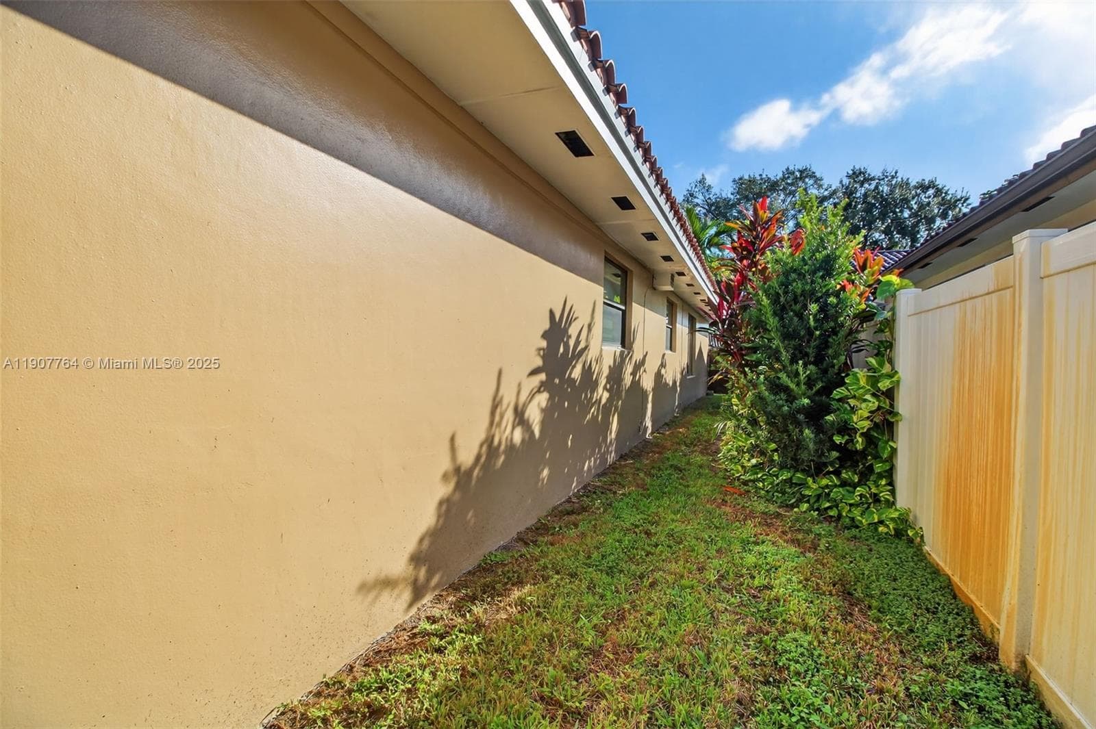 15010 Dunbarton Pl, Miami Lakes FL 33016 — 32