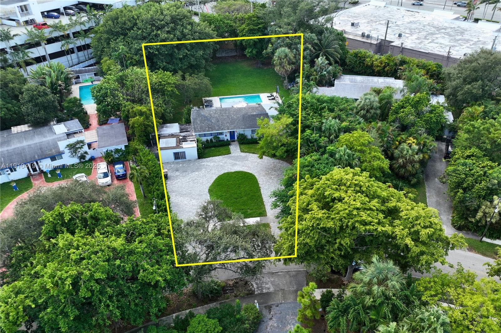 12500 Alamanda Dr, North Miami FL 33181 — 11