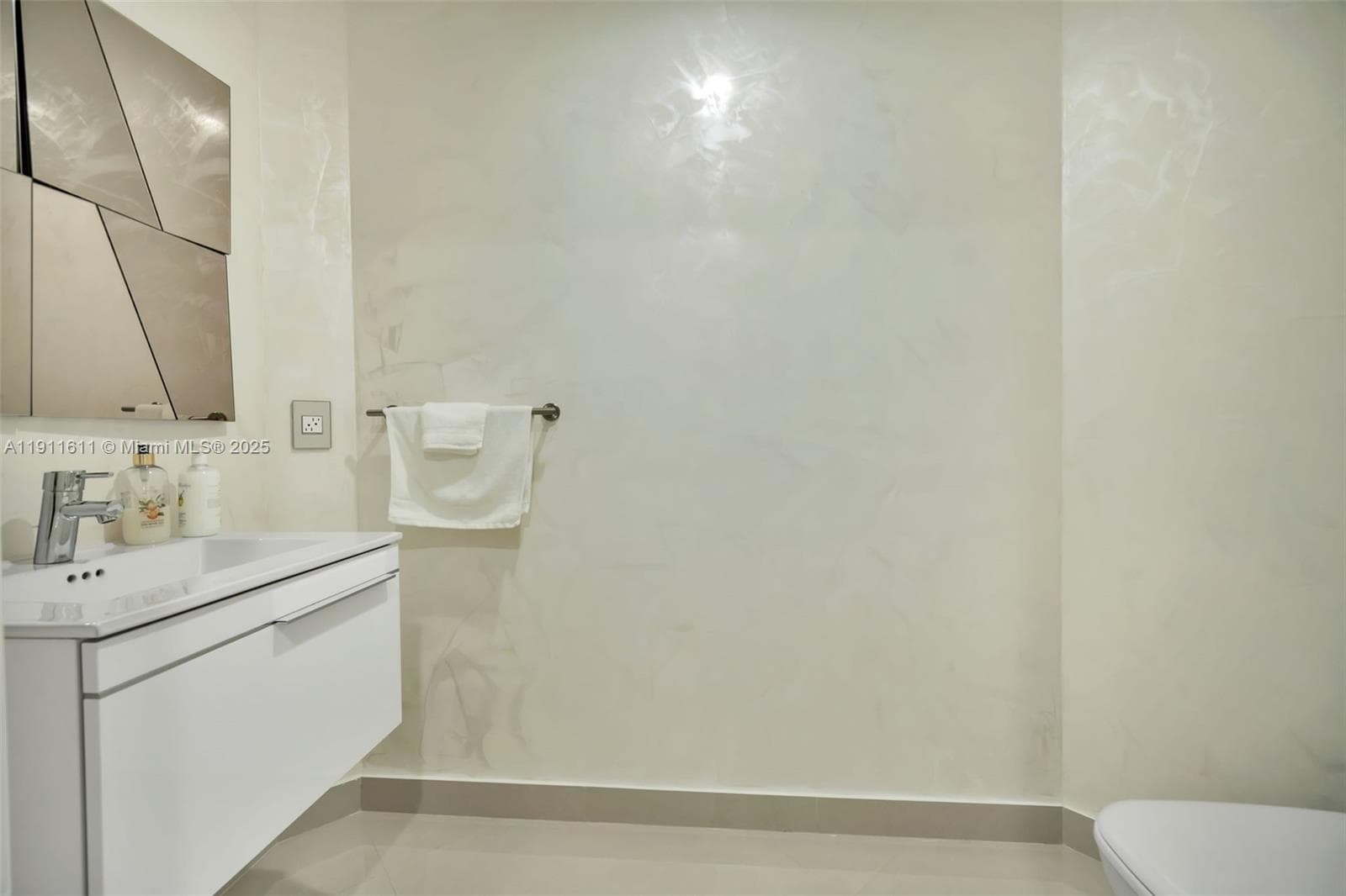 17301 Biscayne Blvd # 910, North Miami Beach FL 33160 — 22