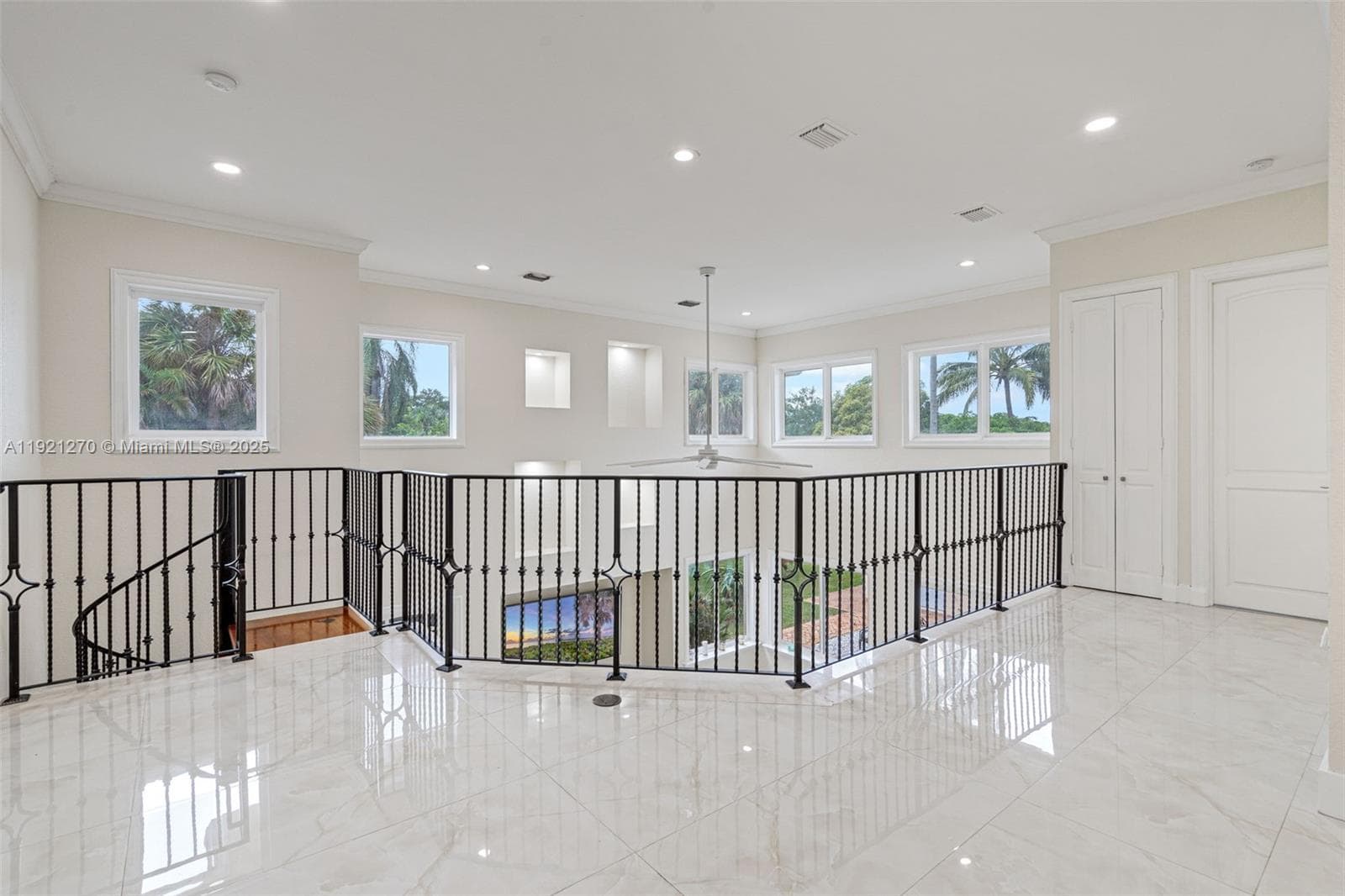 7225 Gleneagle Dr, Miami Lakes FL 33014 — 51