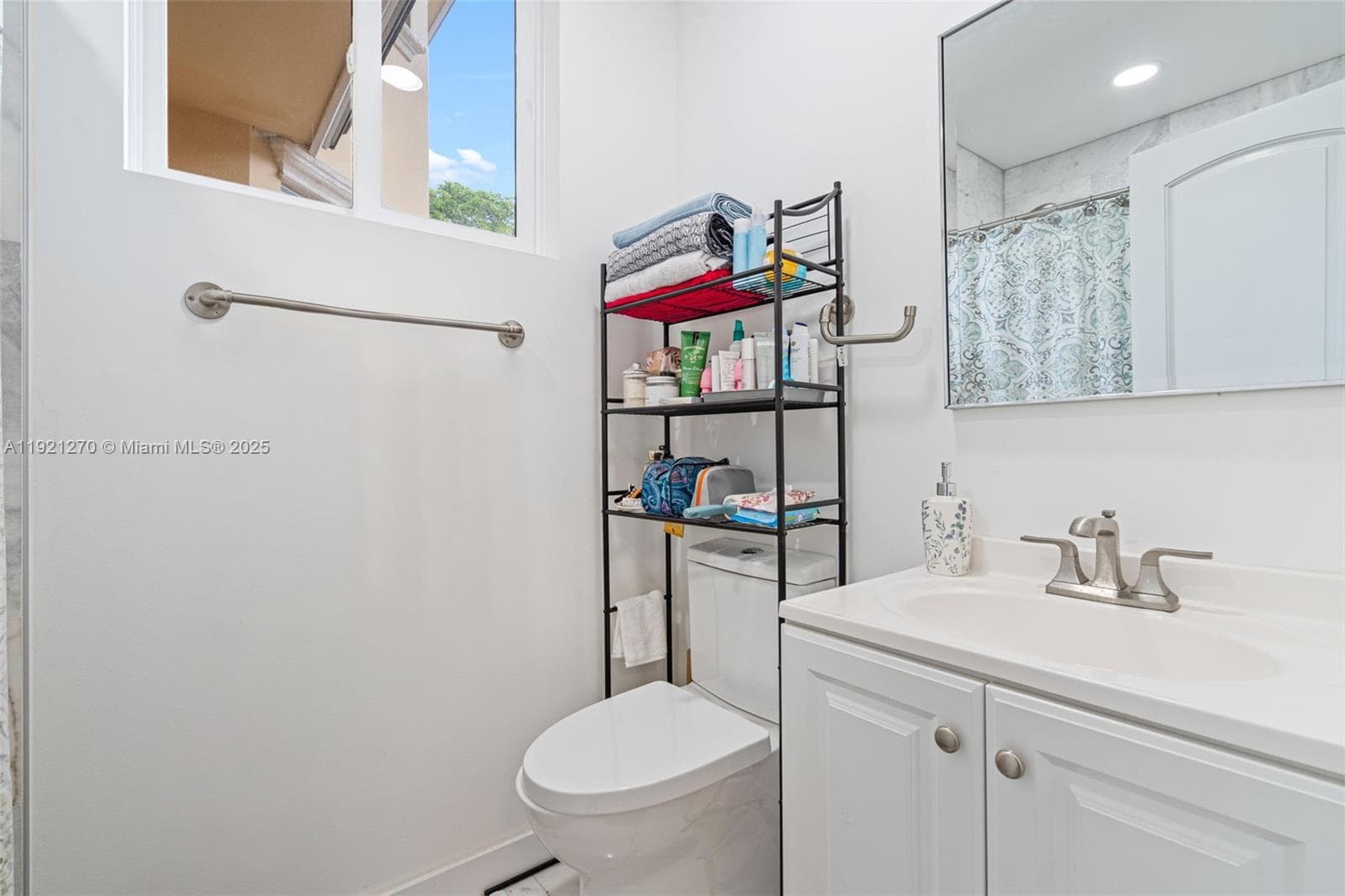 7225 Gleneagle Dr, Miami Lakes FL 33014 — 40