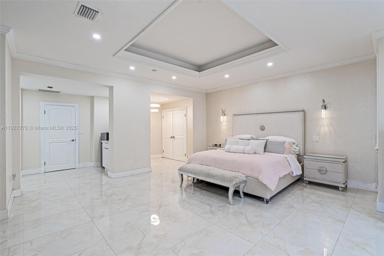 7225 Gleneagle Dr, Miami Lakes FL 33014 — 35