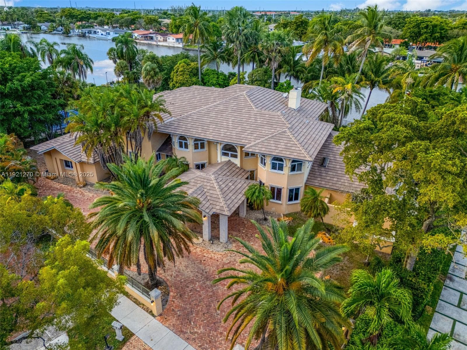7225 Gleneagle Dr, Miami Lakes FL 33014 — 85