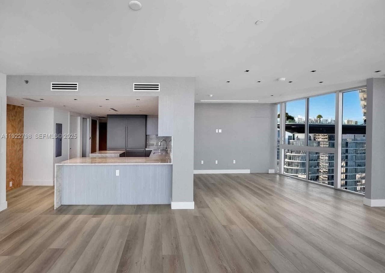 465 Brickell Ave # 5701, Miami FL 33131 — 32