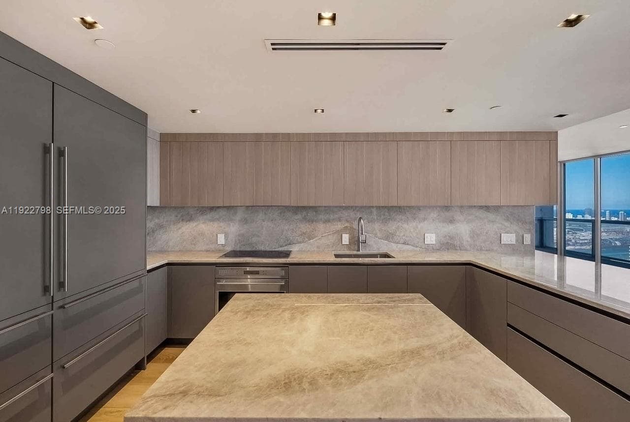 465 Brickell Ave # 5701, Miami FL 33131 — 34