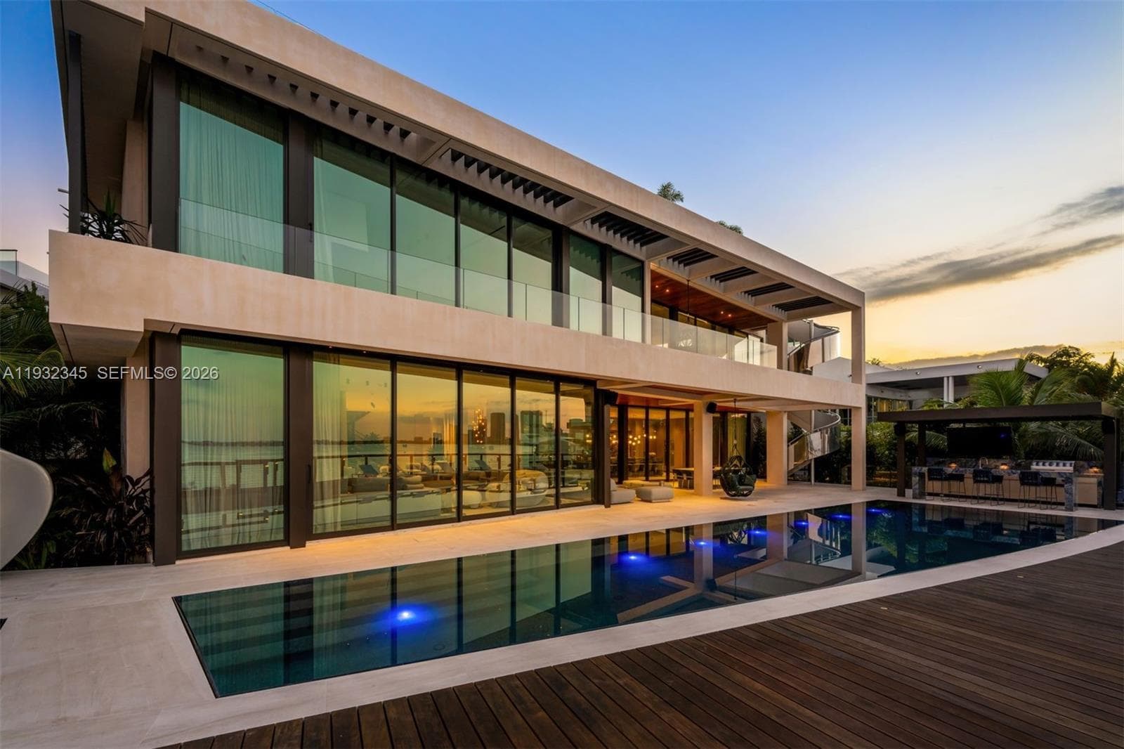 1413 N Venetian Way, Miami FL 33139 — 25