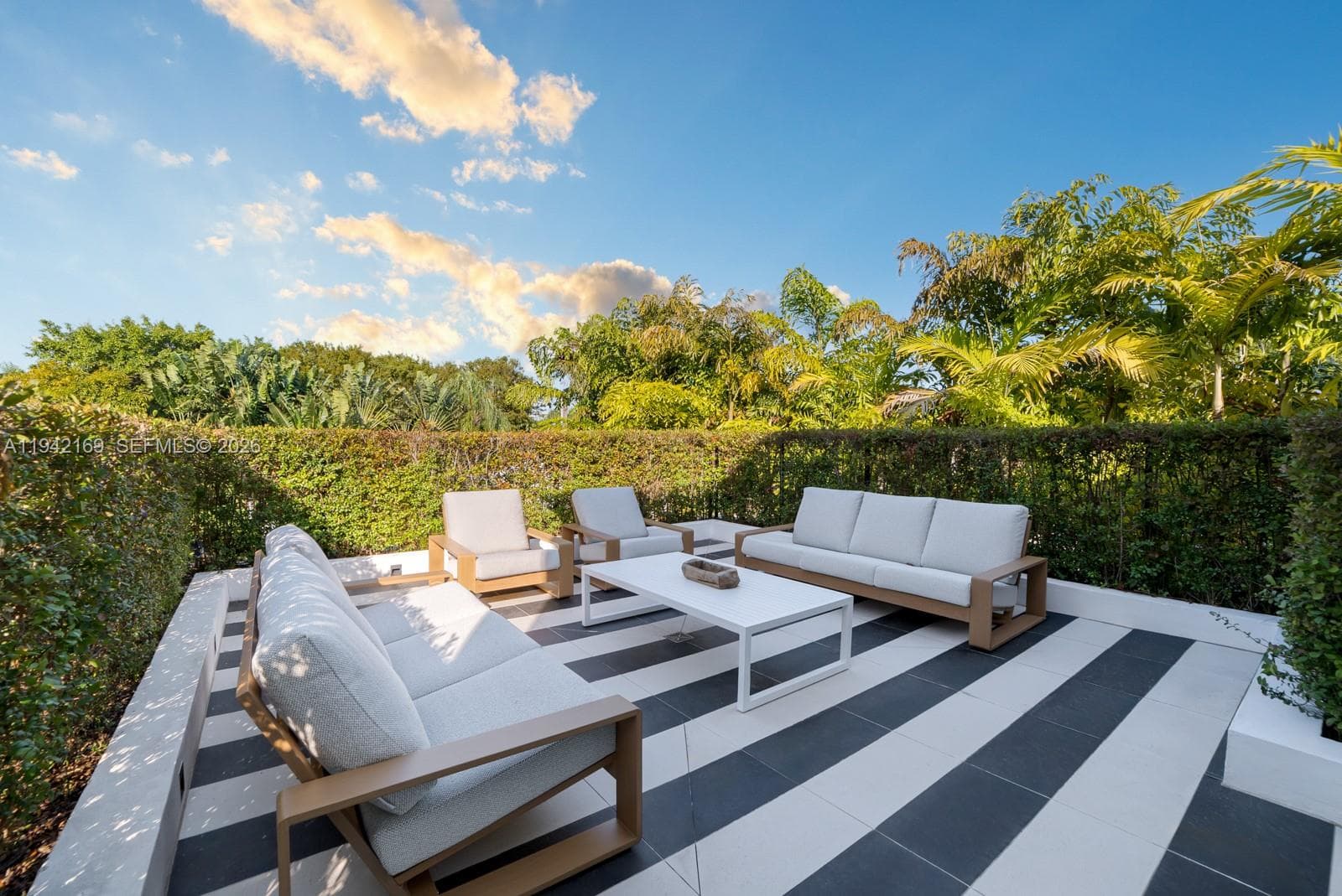 33 E Dilido Dr, Miami Beach FL 33139 — 36