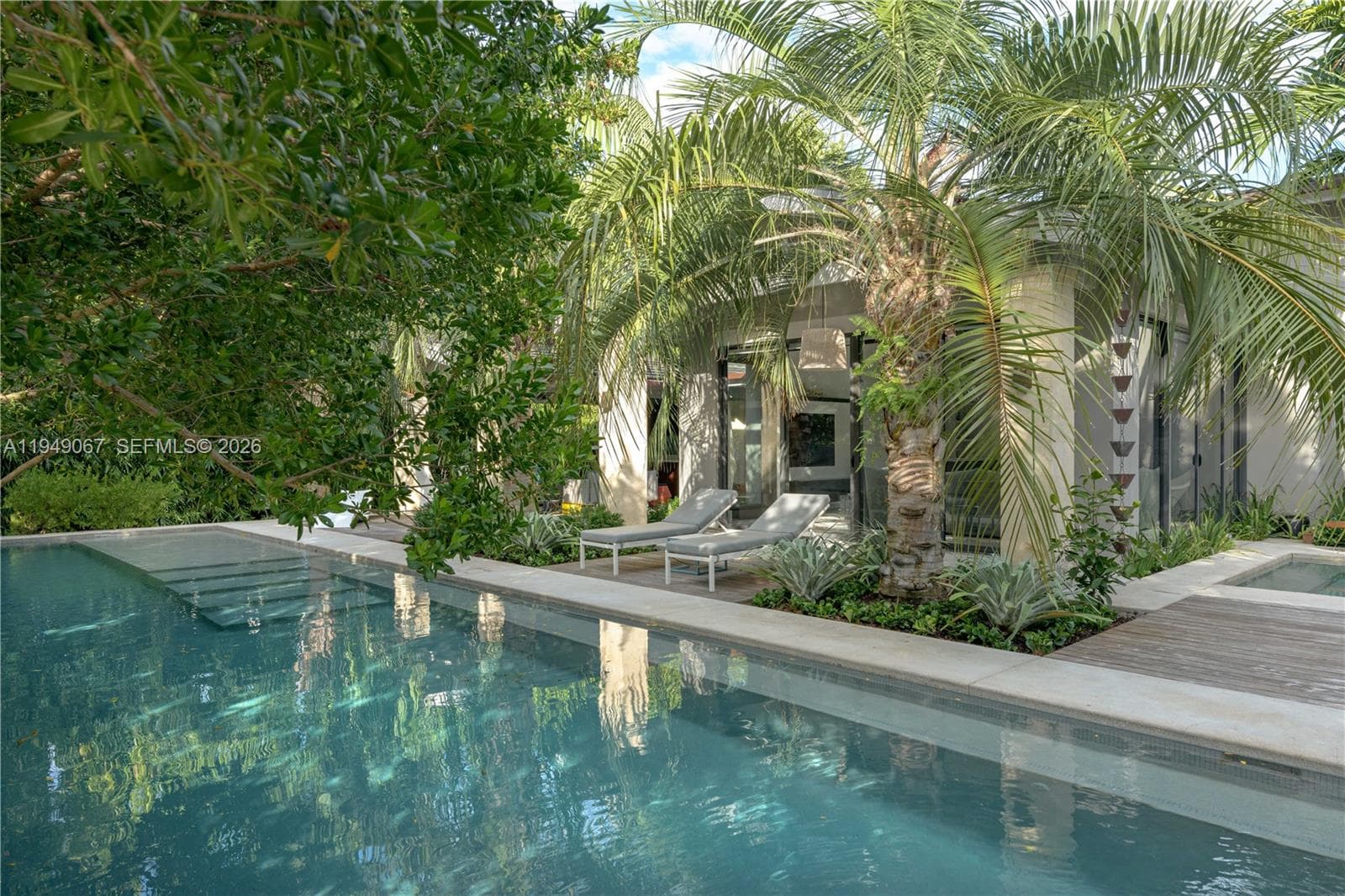 6840 Sunrise Pl, Coral Gables FL 33133 — 34