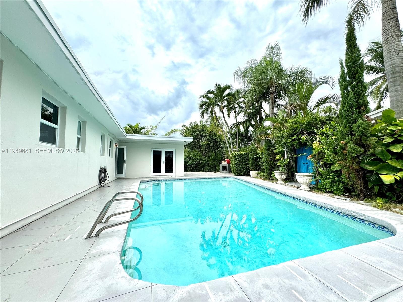 2075 S Hibiscus Dr, North Miami FL 33181 — 27