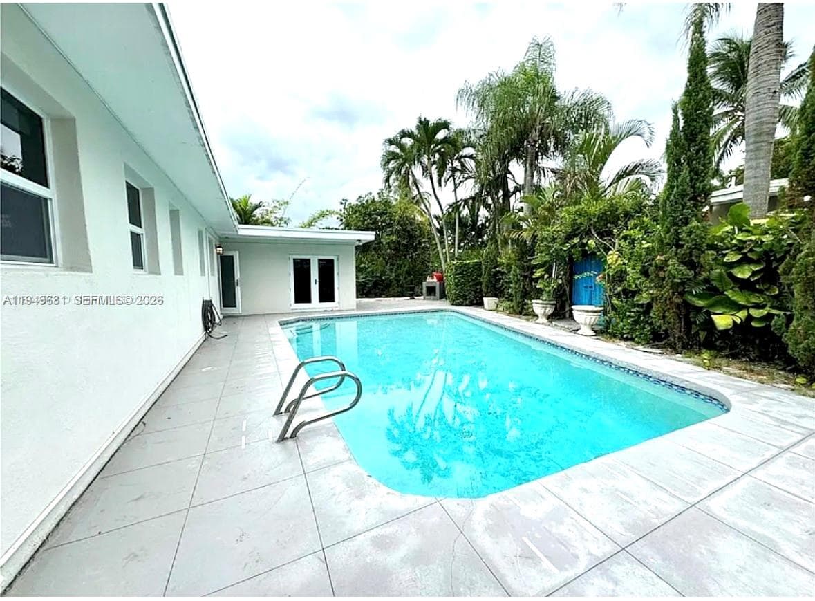 2075 S Hibiscus Dr, North Miami FL 33181 — 26