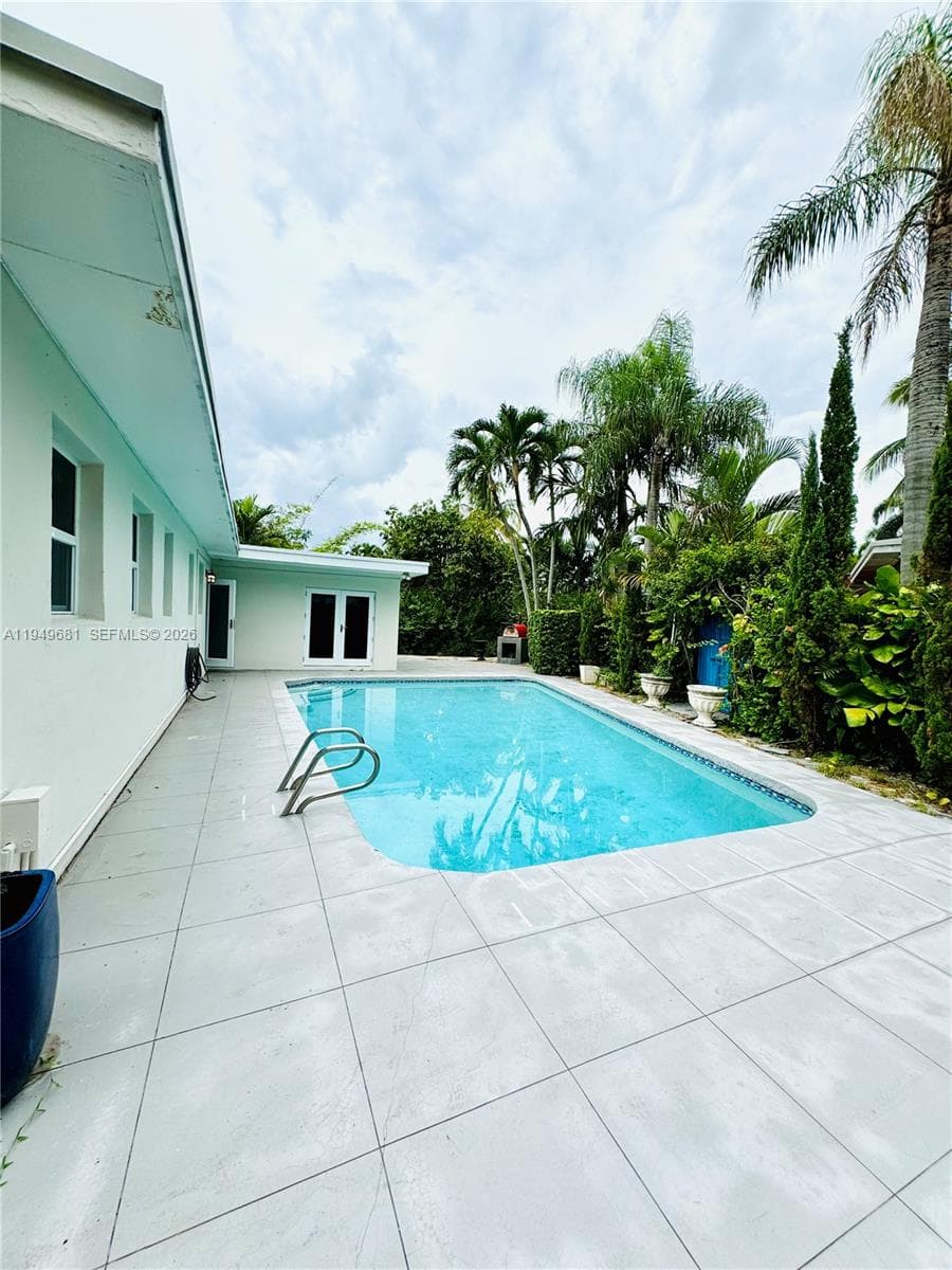 2075 S Hibiscus Dr, North Miami FL 33181 — 29