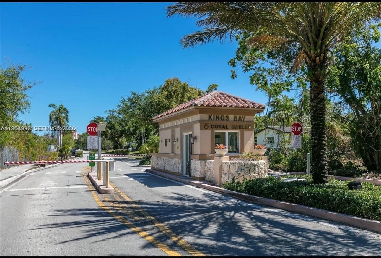 6275 Dolphin Dr, Coral Gables FL 33158 — 59