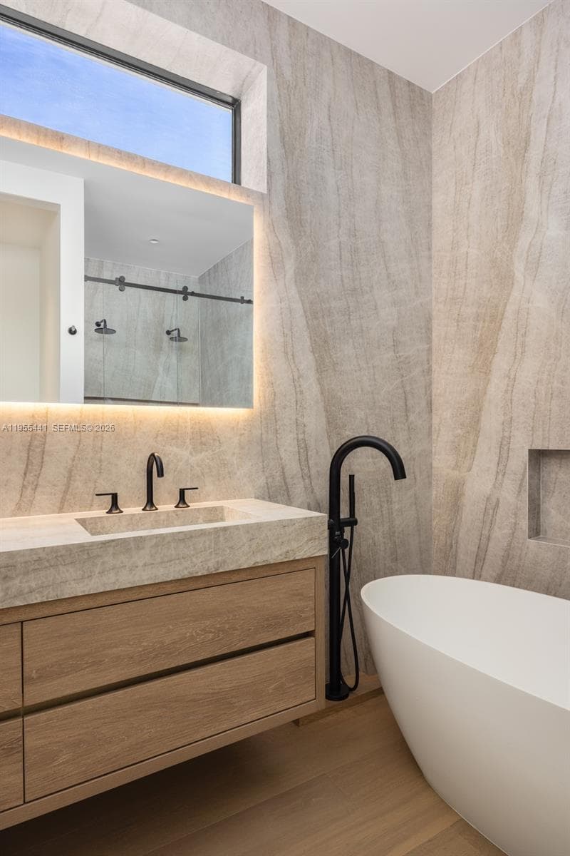 3144 Elizabeth St, Coconut Grove FL 33133 — 34