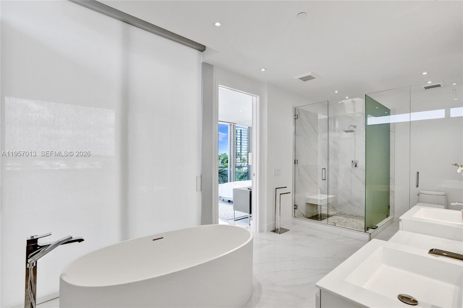 3750 Yacht Club Dr, Aventura FL 33180 — 34