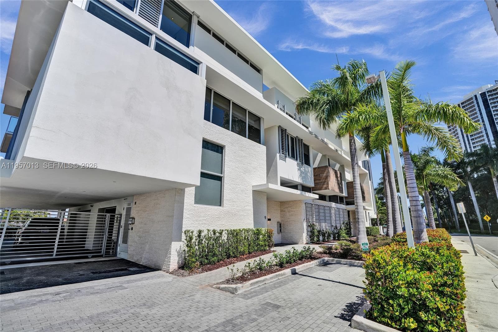 3750 Yacht Club Dr, Aventura FL 33180 — 51