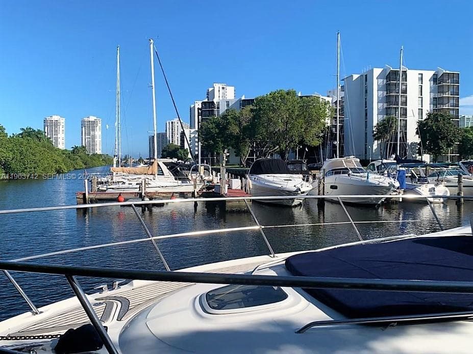 3375 N Country Club Dr Slip 5, Aventura FL 33180 — 2