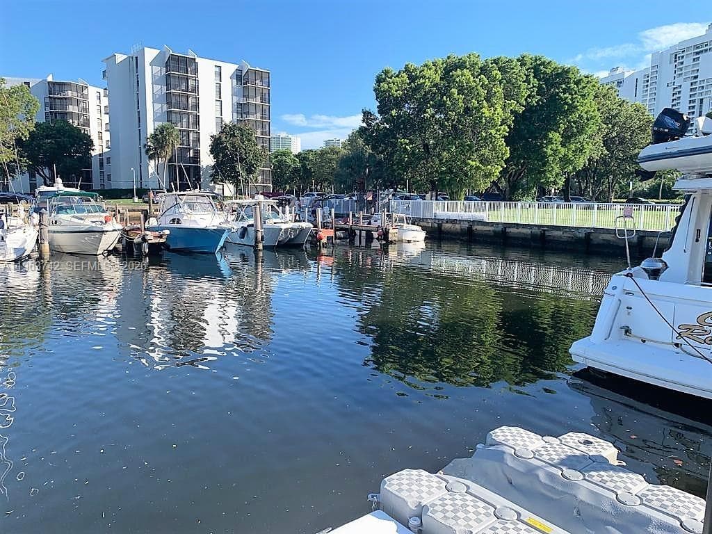3375 N Country Club Dr Slip 5, Aventura FL 33180 — 1