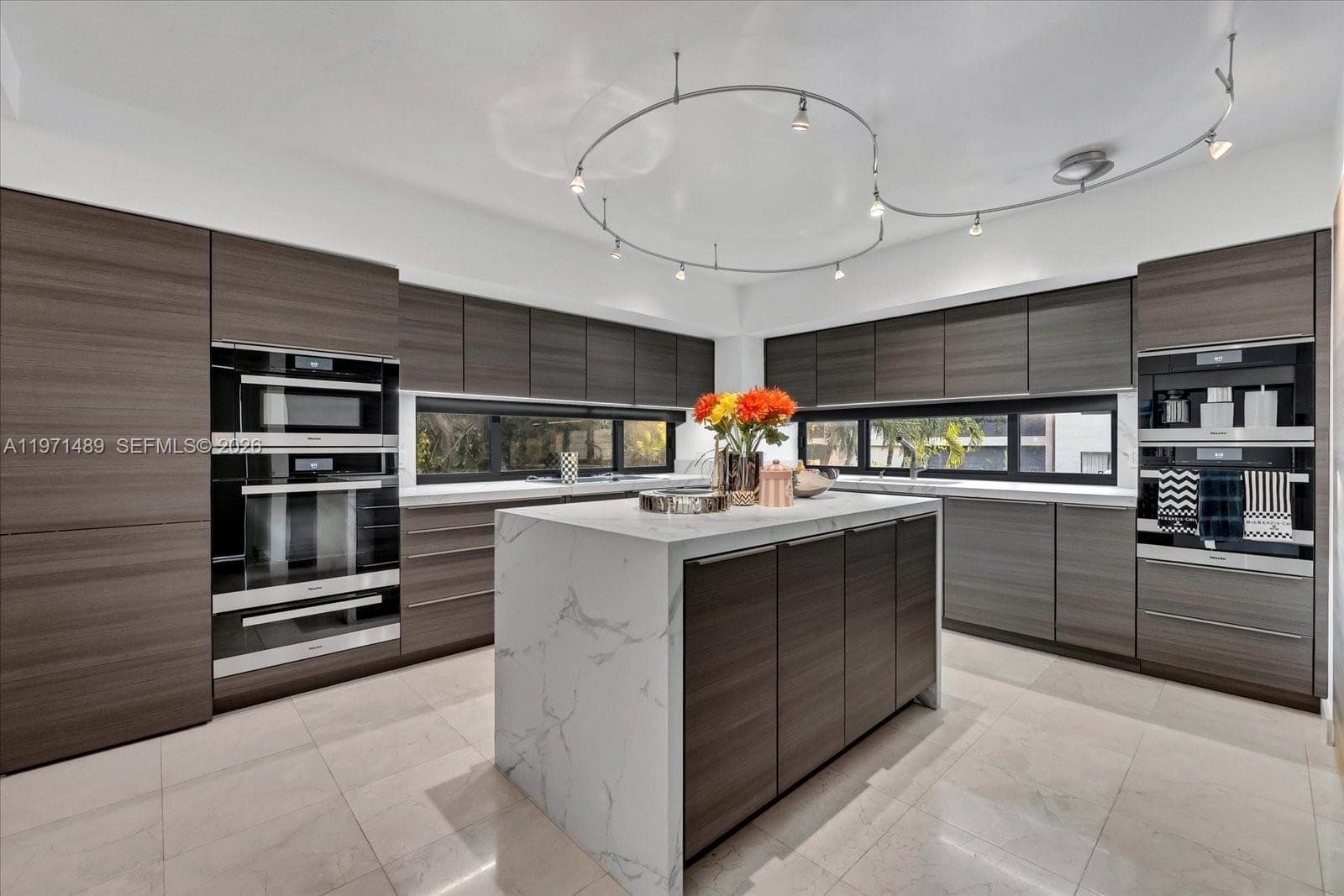 279 N Hibiscus Dr, Miami Beach FL 33139 — 35