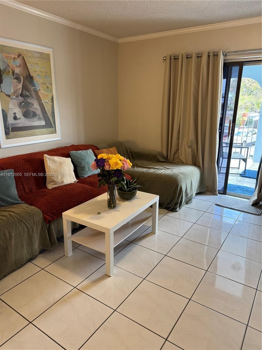 952 E 19th St, Hialeah FL 33013 — 2