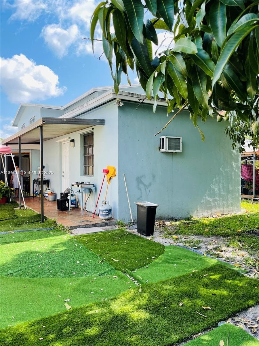 952 E 19th St, Hialeah FL 33013 — 12