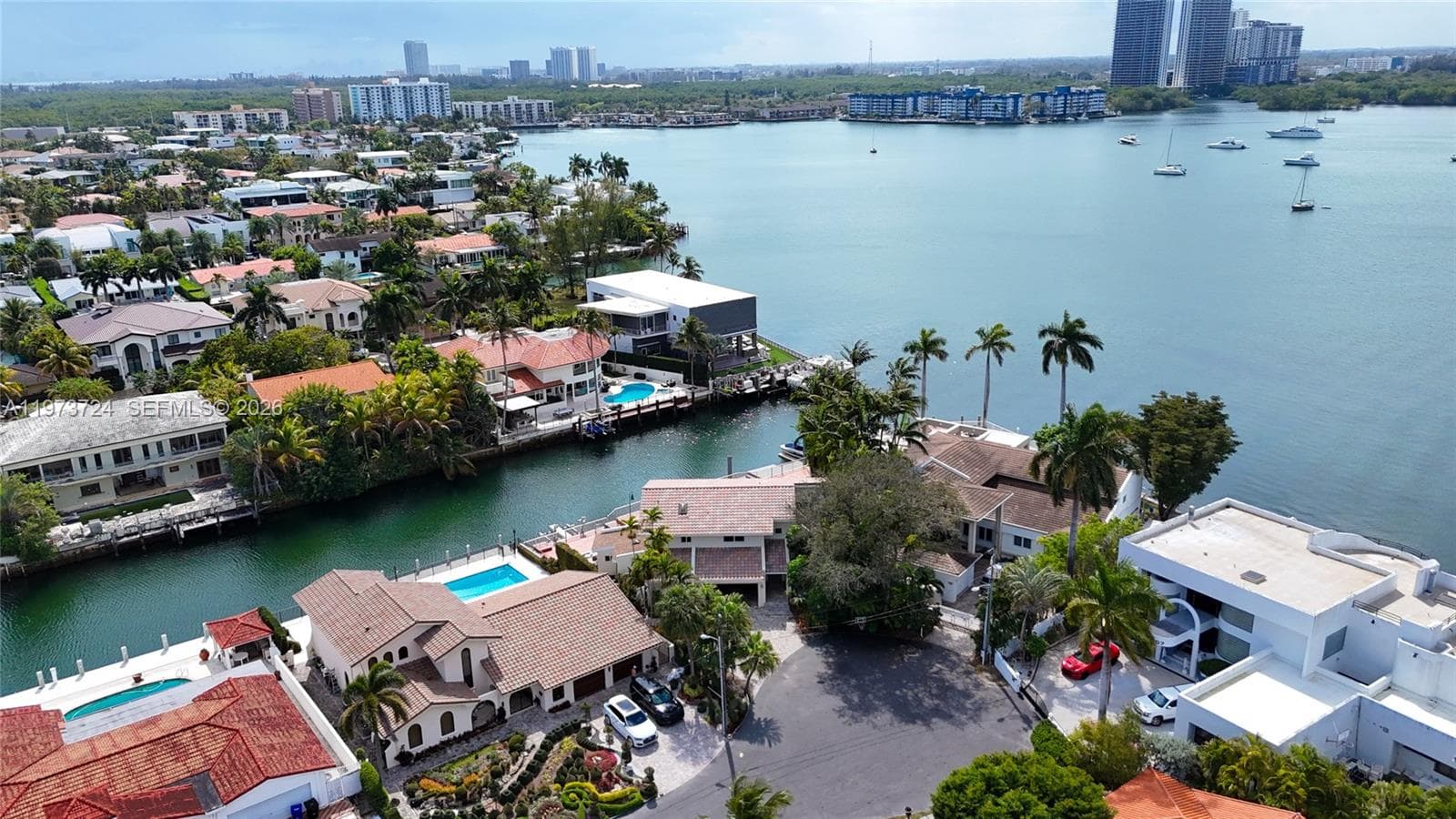 3226 NE 168th St, North Miami Beach FL 33160 — 40