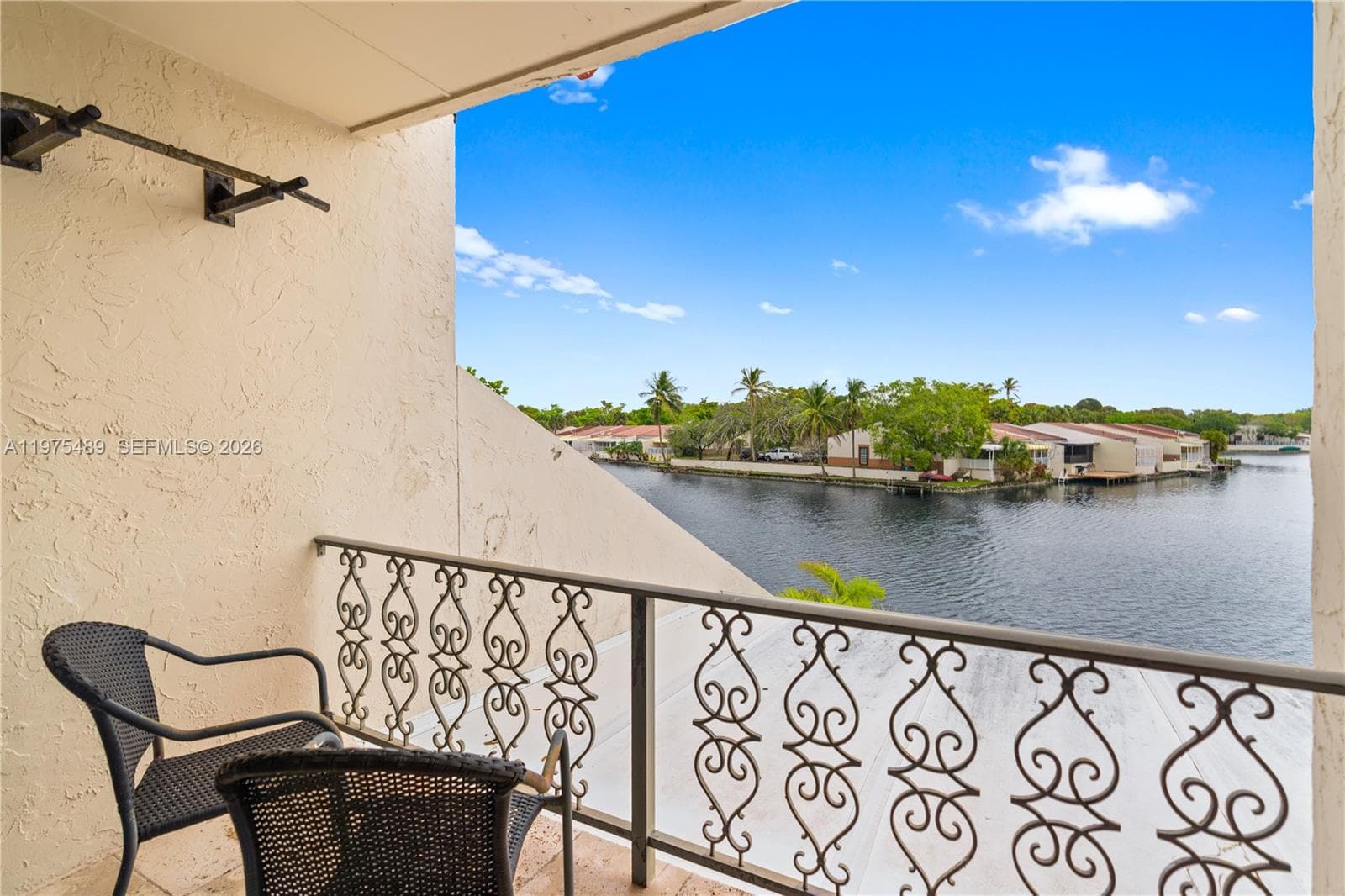 7282 Jacaranda Ln, Miami Lakes FL 33014 — 39