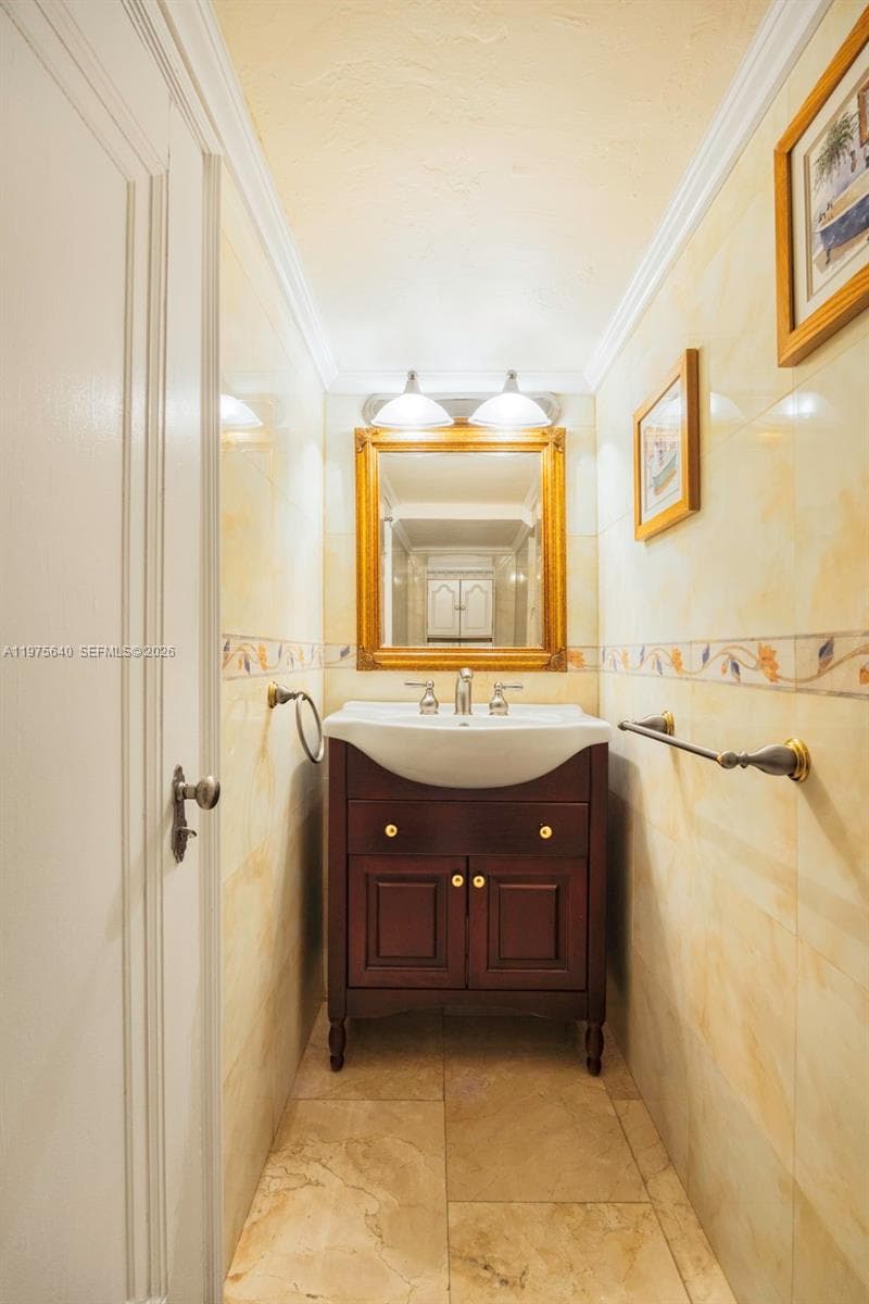 1645 S Bayshore Dr, Coconut Grove FL 33133 — 32