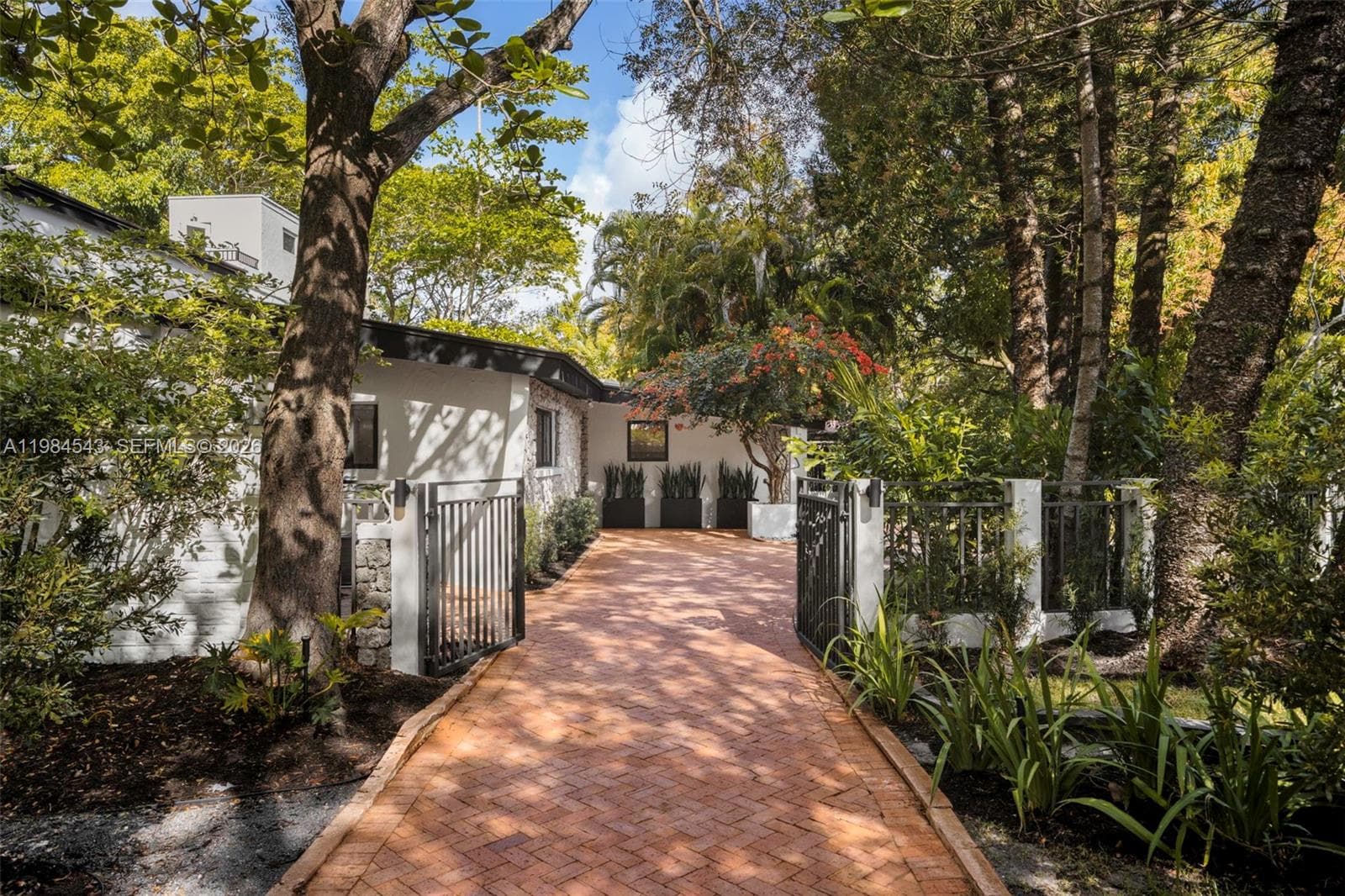 3090 Kirk St, Coconut Grove FL 33133 — 30