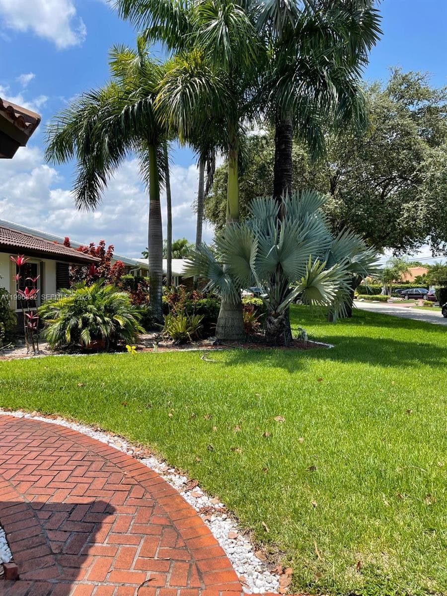 19265 E Saint Andrews Dr, Hialeah FL 33015 — 16