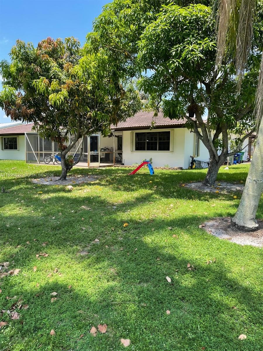 19265 E Saint Andrews Dr, Hialeah FL 33015 — 12