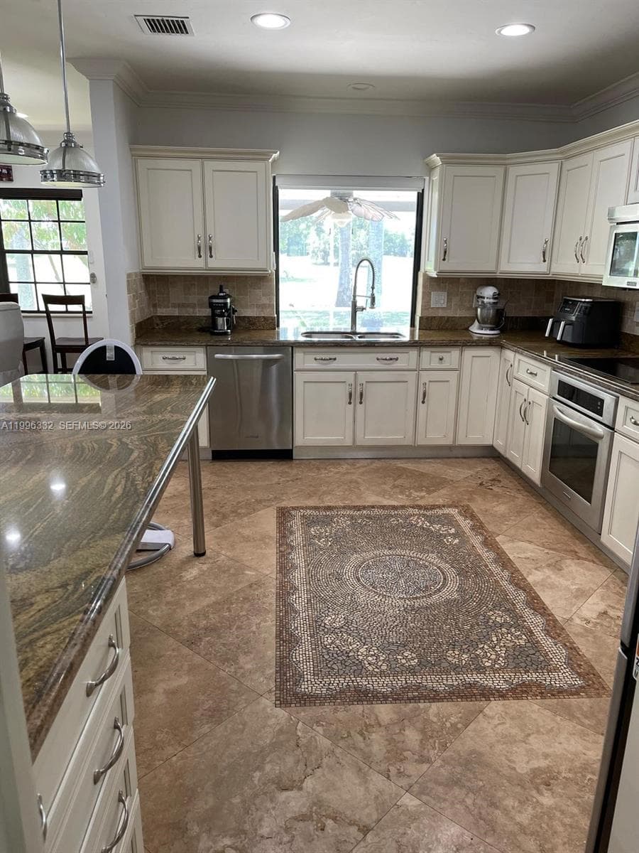 19265 E Saint Andrews Dr, Hialeah FL 33015 — 34
