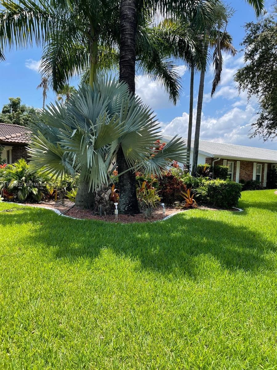 19265 E Saint Andrews Dr, Hialeah FL 33015 — 18