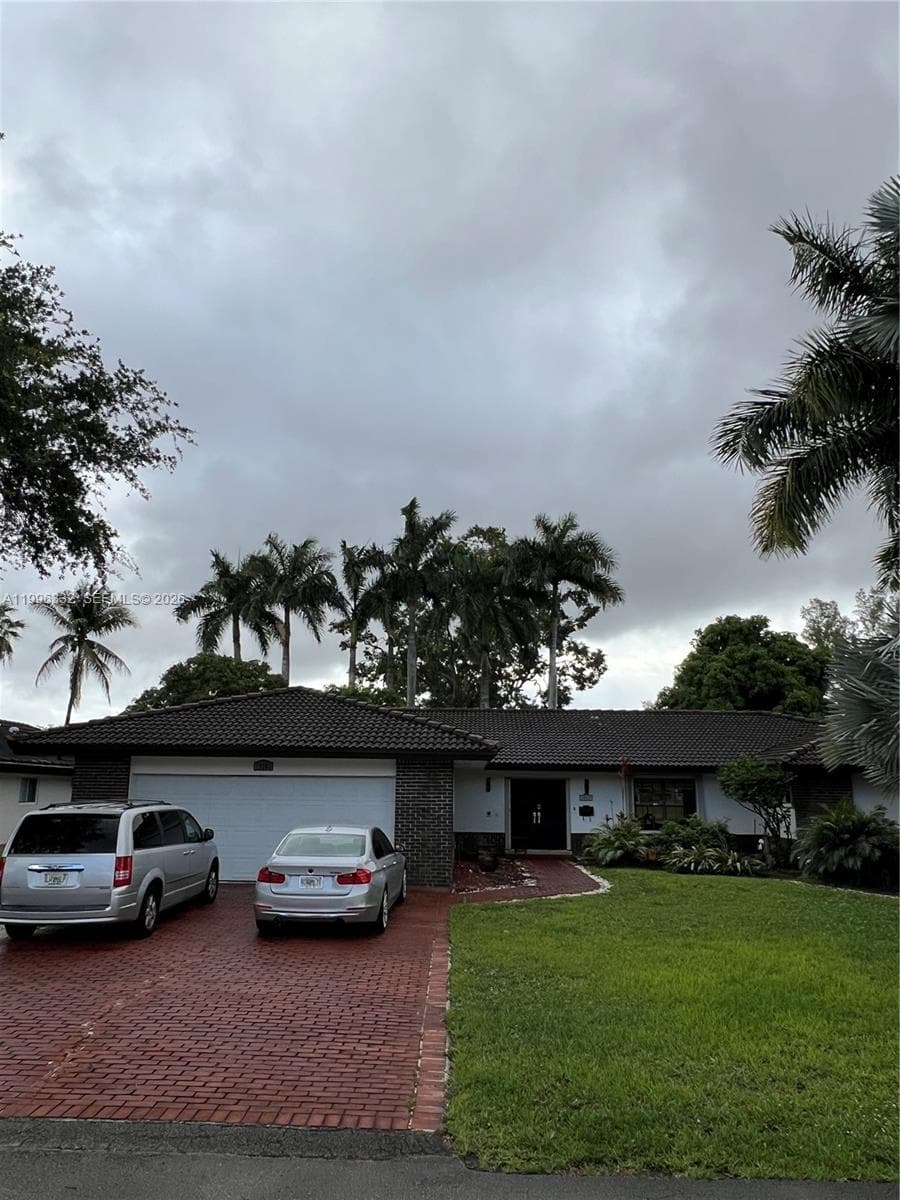 19265 E Saint Andrews Dr, Hialeah FL 33015 — 60