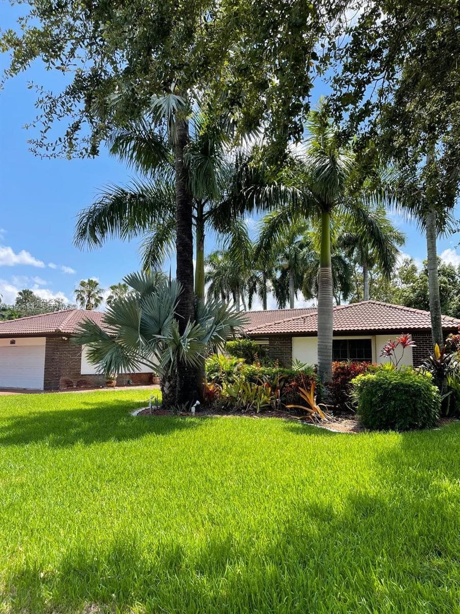19265 E Saint Andrews Dr, Hialeah FL 33015 — 8