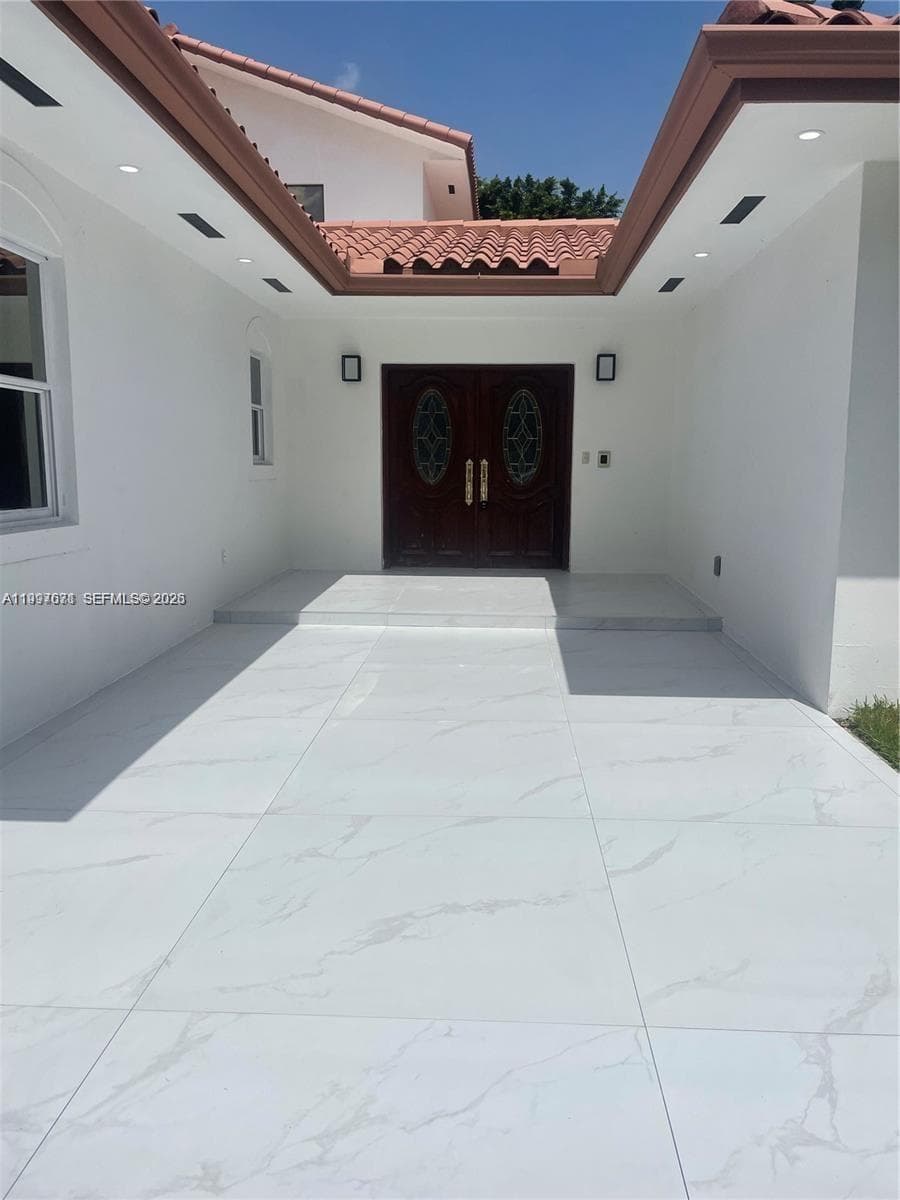 19740 W Saint Andrews Dr, Hialeah FL 33015 — 34