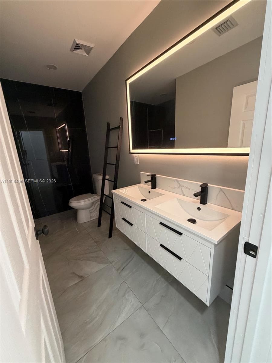596 Ragan Dr, Miami Springs FL 33166 — 24