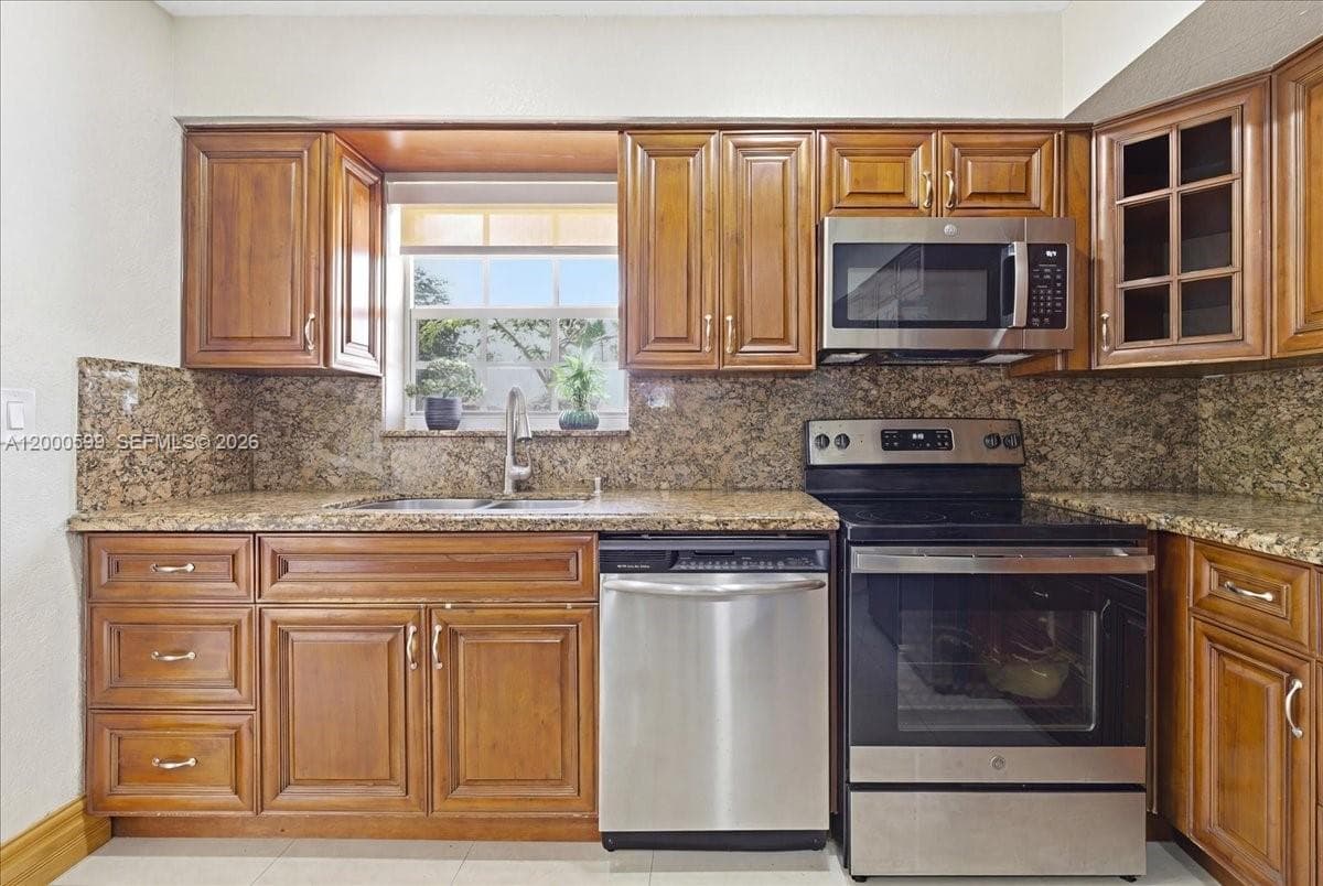 8197 W 14th Ct, Hialeah FL 33014 — 15