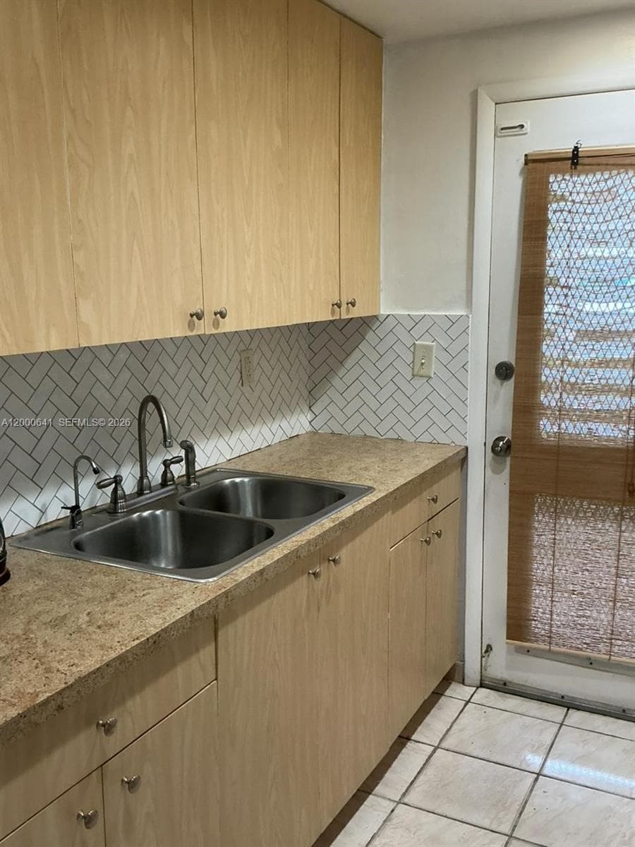 16900 NE 14 # 109, Miami FL 33162 — 15