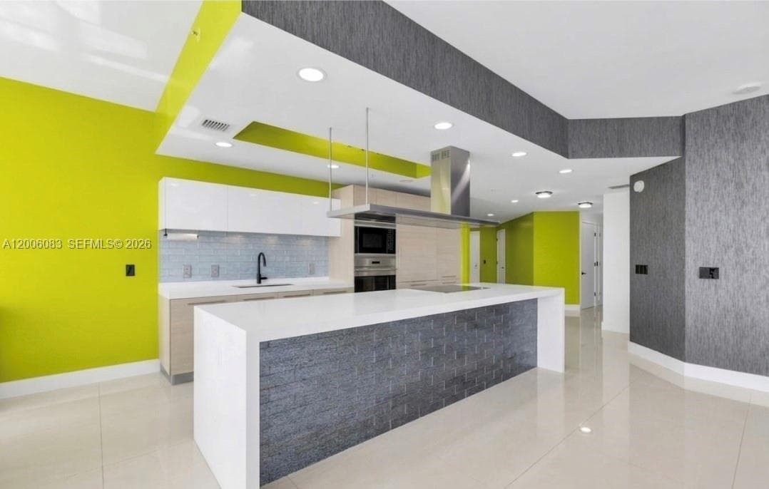 17111 Biscayne Blvd # 909, North Miami Beach FL 33160 — 33